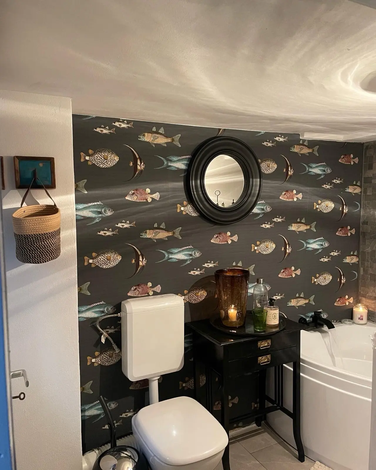 Charakteristisches Badezimmer im Gartengeschoss mit ikonischer Fisch-Tapete im Rosehill Cottage 1699