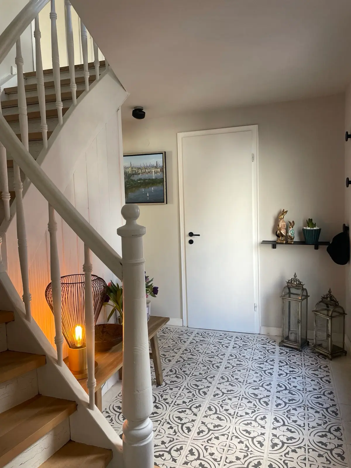 Eingangsbereich mit historischen Zementfliesen und weißer Holztreppe im Rosehill Cottage 1699