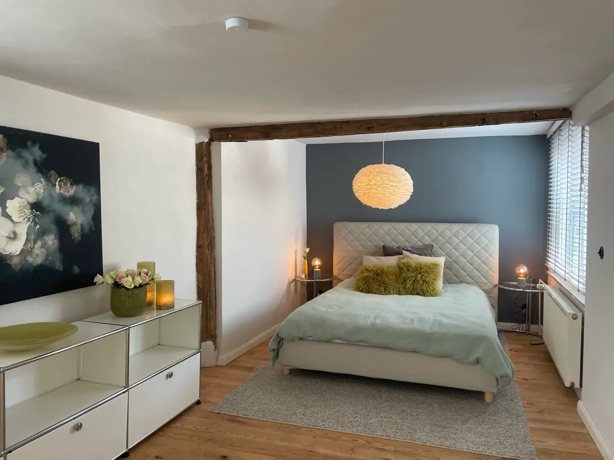 Schlafzimmer mit Kingsize-Doppelbett und großem Smart-TV