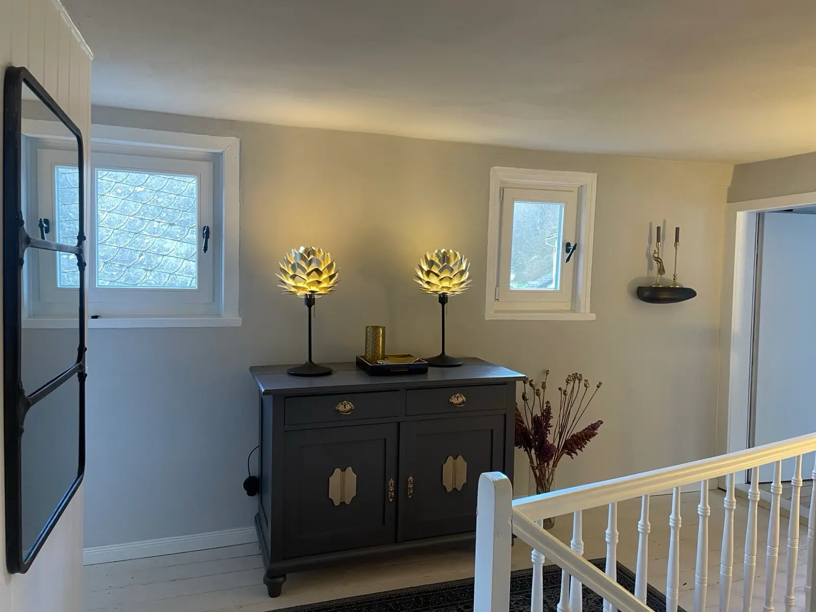Oberes Treppenhaus mit antikem Sideboard und goldenen Artischocken-Tischlampen im Rosehill Cottage 1699
