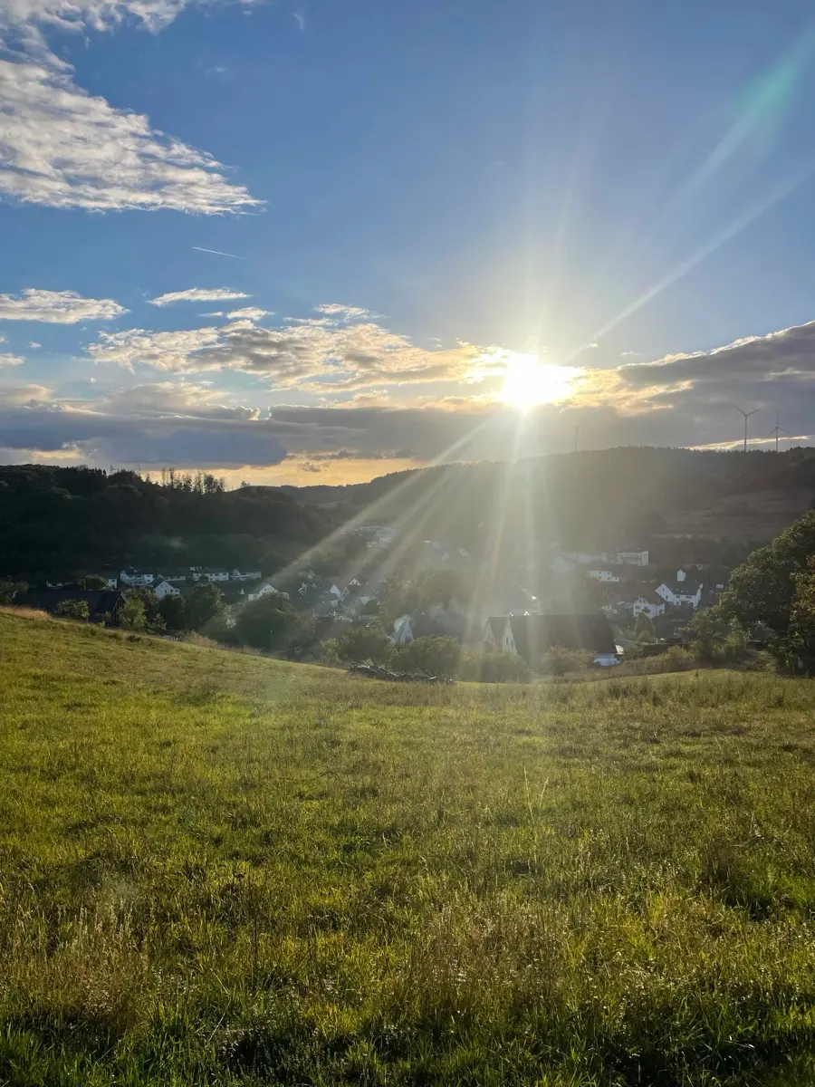 Abendlicher Blick über Siegbach-Eisemroth im Lahn-Dill-Bergland